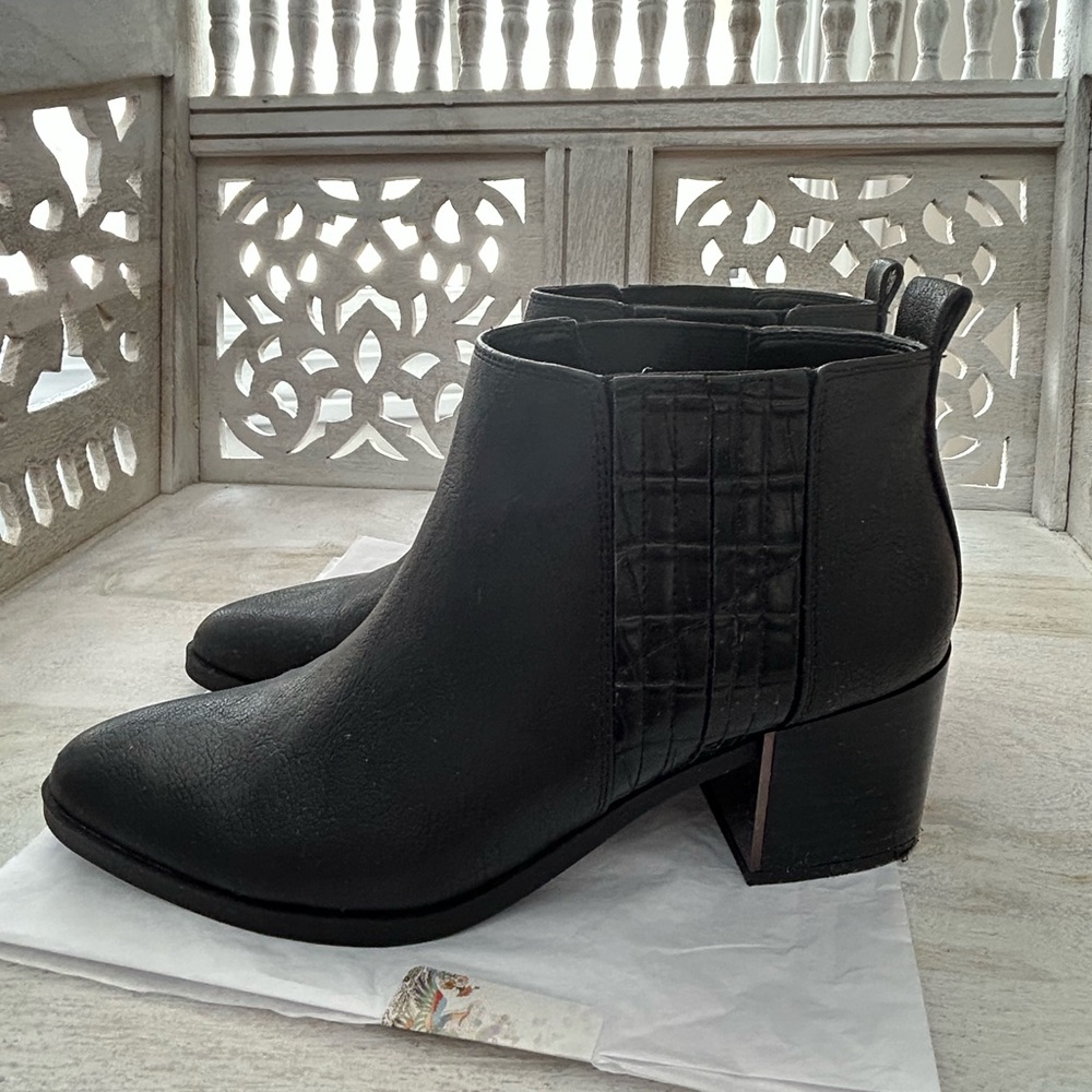 Nine West Westlyno Black Leather Ankle Booties Block Heel Chelsea 9 Worn Once